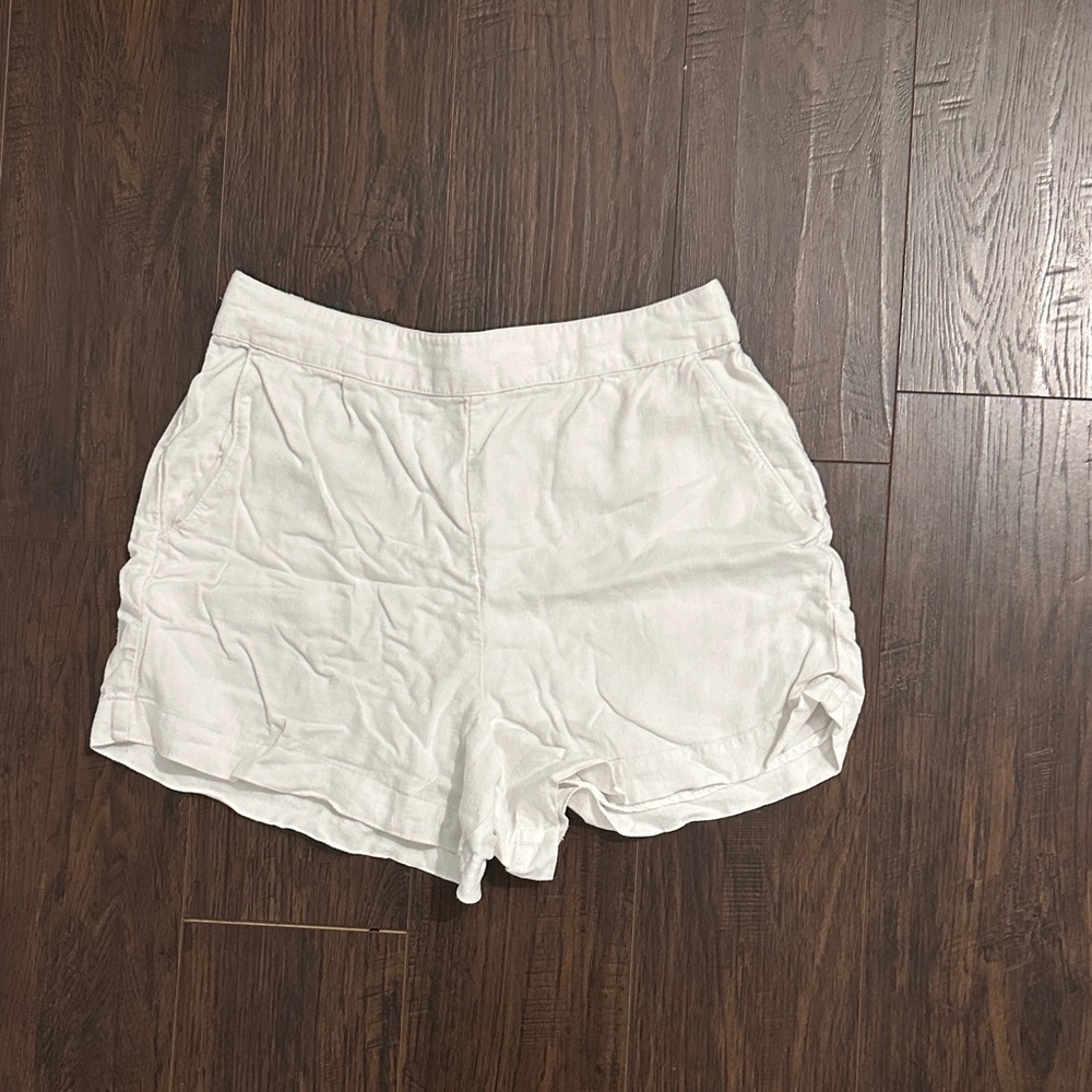 Linen shorts with stretchy waistband